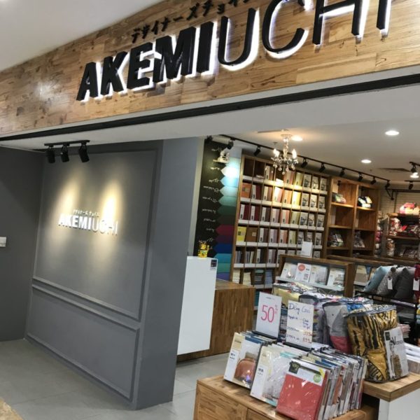 看板に日本語が！