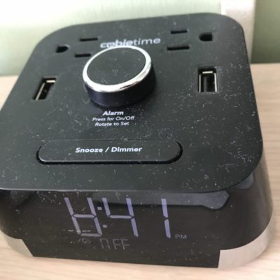 ベッドの所にある時計にはUSB端子が付いています。