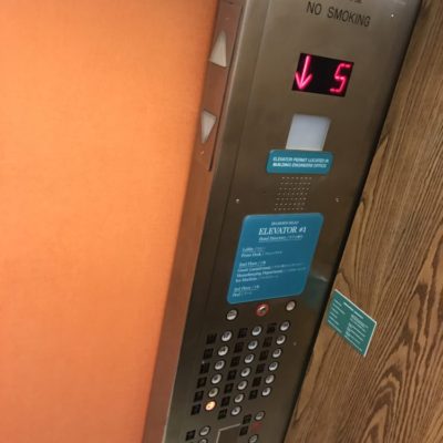 古いエレベータ